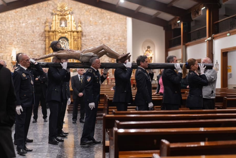 La Redención celebra el solemne acto de Traslado, portado a hombros por los agentes de la Policía Local de Benalmádena