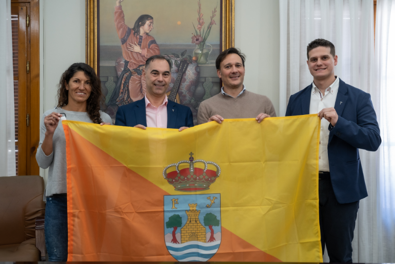 El alcalde de Benalmádena recibe a Rogelio Núñez y Gabi Vieitez, campeones de España por pareja en SwinRun