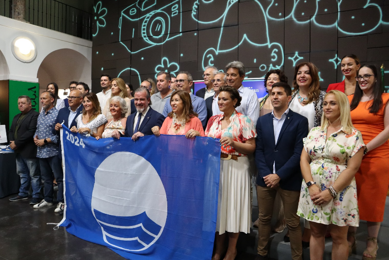Benalmádena, presente en el emotivo acto de entrega de banderas azules por la calidad de sus playas