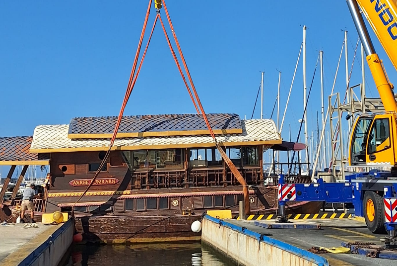 El Puerto Deportivo saca a la superficie un barco de 30 toneladas que se hundió durante la Veladilla del Carmen
