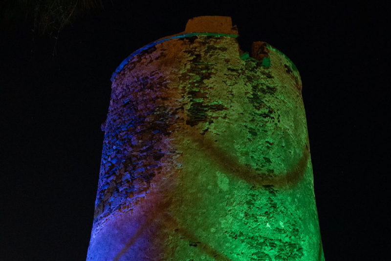 El alcalde de Benalmádena cumple su compromiso y dota de iluminación a la torre vigía de Torremuelle tras años y años de reivindicación vecinal