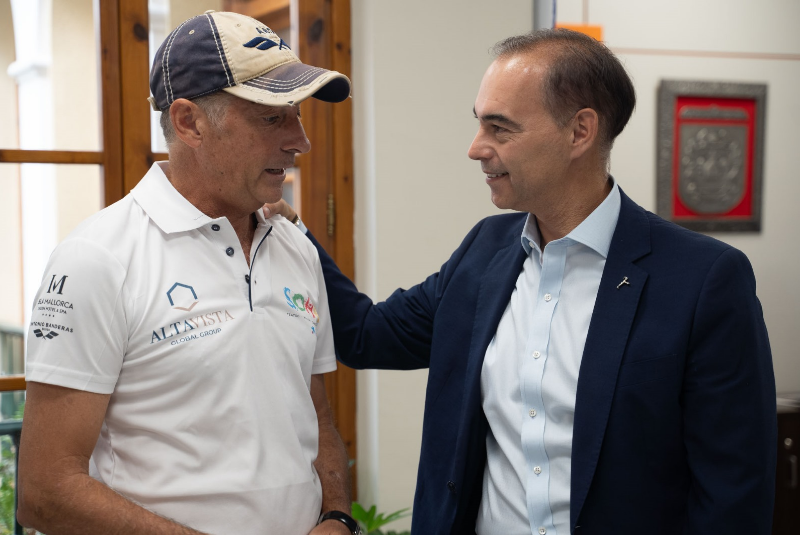 El alcalde de Benalmádena recibe a la embarcación de Javier Banderas, que se prepara para acudir a la Copa del Rey de Vela 