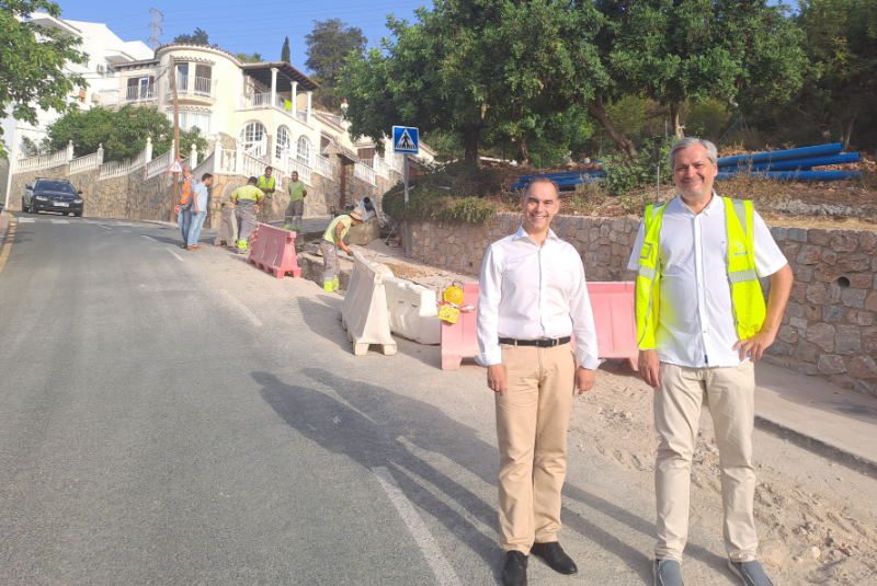 El alcalde, Juan Antonio Lara, visita las obras de renovación de la red de agua potable en la Avenida Hermano Francisco