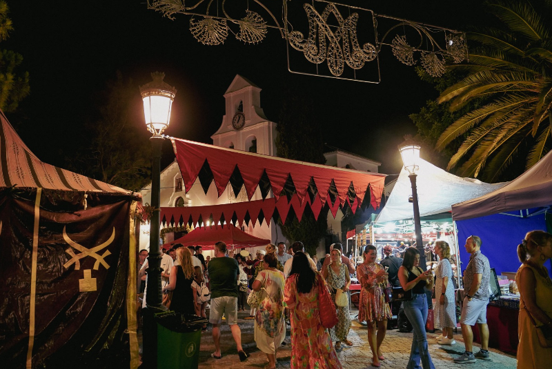 El Zoco Árabe regresará con fuerza al corazón de Benalmádena Pueblo con espectáculos de cetrería, más puestos y un concierto de Ziryab