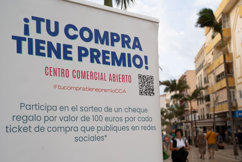 Presentan la campaña para fomentar el comercio de proximidad, impulsada por la Junta, en el Centro Comercial Abierto de Benalmádena