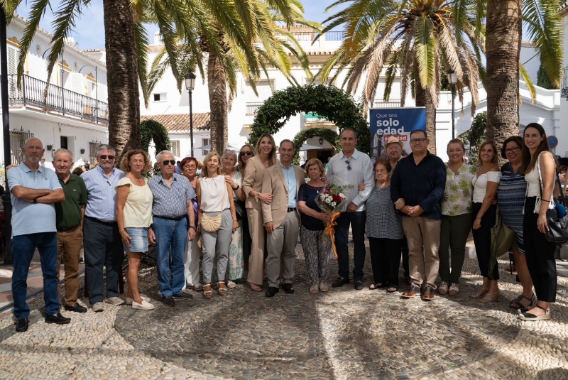 Emotivo acto institucional por la VII Semana del Mayor en la Plaza de Andalucía, con un gran reconocimiento a vecinos por su contribución a Benalmádena