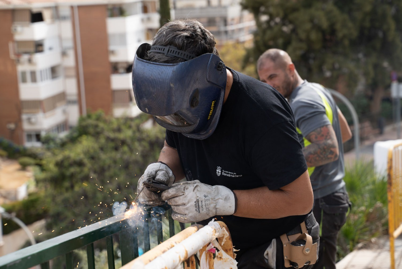 Servicios Operativos renueva el vallado en Juan Ramón Jiménez para dar respuesta a una demanda de años de los vecinos de la zona de Carola