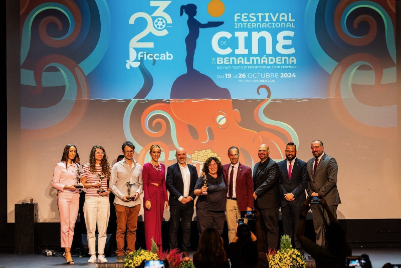 Arantxa Echevarría recibe el Premio de Dirección en la gala de clausura del Festival Internacional de Cine de Benalmádena 