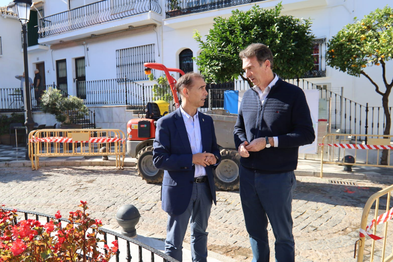 El alcalde supervisa el inicio de las obras de remodelación de la Plaza España y calle Santo Domingo, en el casco histórico de Benalmádena Pueblo