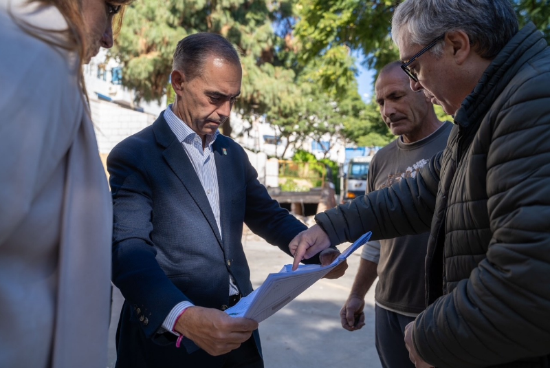 El alcalde, Juan Antonio Lara, comprueba el inicio de los trabajos de remodelación del Parque Jesús Cautivo en la barriada de Carola