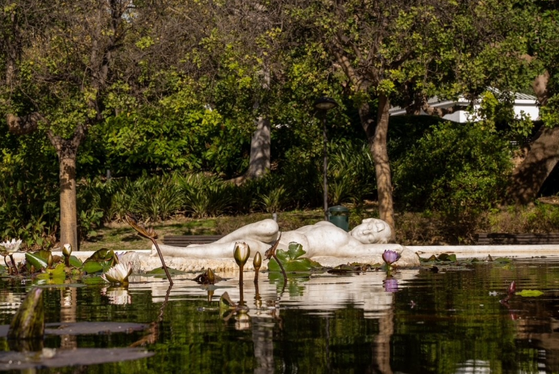 Benalmádena recupera una ninfa que llevaba dos décadas almacenada y la sitúa en el estanque de nenúfares del Parque de la Paloma