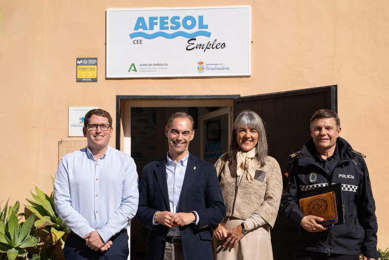 El alcalde visita la sede de Afesol y reivindica el compromiso del Ayuntamiento de Benalmádena con la salud mental en el municipio