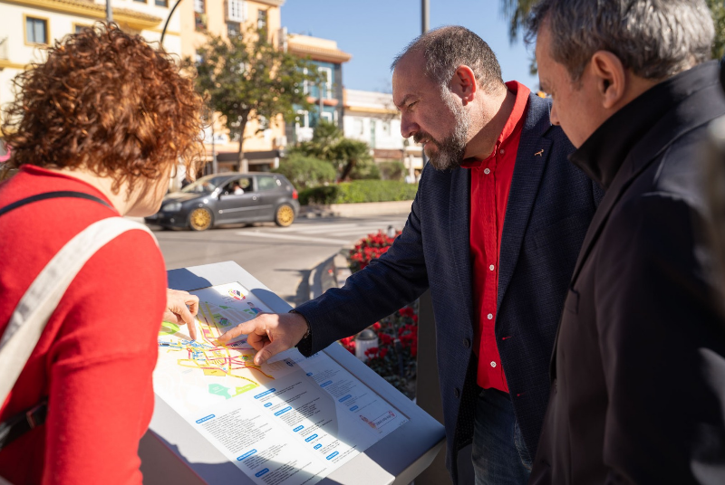 Comercio y ACCAB impulsan la instalación de cinco tótems para localizar los establecimientos del Centro Comercial Abierto de Benalmádena