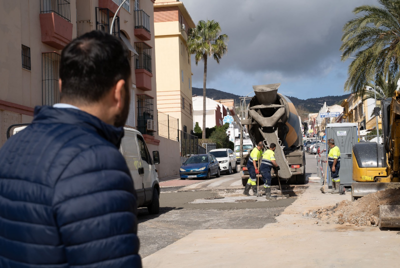 Instalan dos nuevos imbornales en calle Moscatel que aliviarán la acumulación de agua por fuertes lluvias 