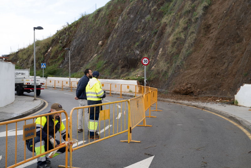 El Ayuntamiento ejecuta obras de emergencia subsidiaria para evitar un peligro inminente con un talud en la avenida del Océano Índico