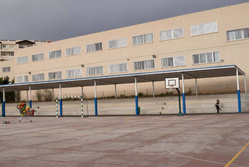 Adjudicada la construcción de nuevas zonas de sombra en nueve centros educativos de Benalmádena